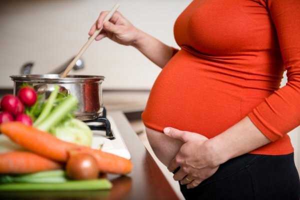 depositphotos_65847673-stock-photo-pregnant-woman-cooking-broccoli